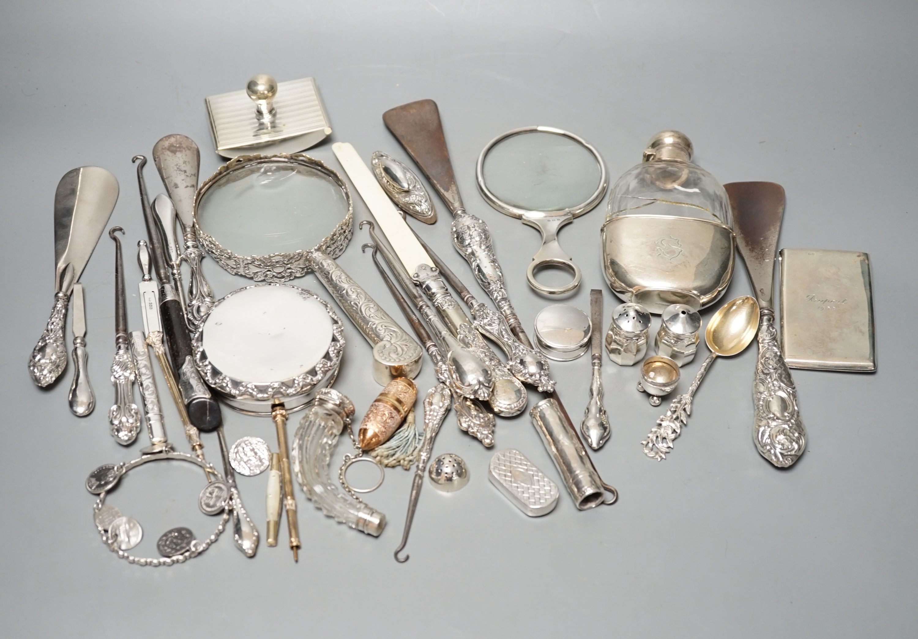 A mixed group of mainly small silver to include two magnifying glasses, a hip flask, silver-handled shoe horns, Georgian snuff box, scent flask etc, some a.f.